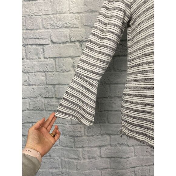 Gibson & Latimer vneck stripe top w/side slits & flare sleeve grey & white sz S - Picture 5 of 11